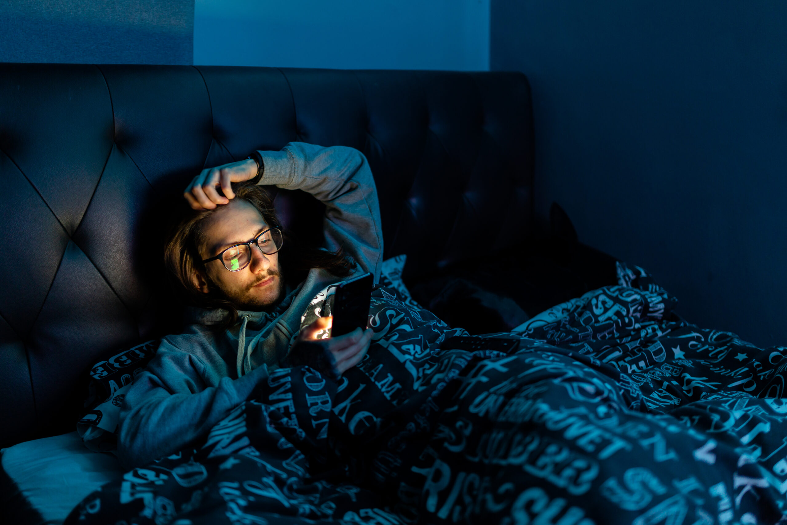 You Can Look At Screens Late At Night And Still Sleep Well Here’s How